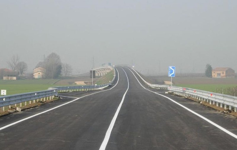 O româncă de 21 de ani e dispărută de cinci zile în Italia. Scafandrii o caută pe Elena în lacuri și canale din zona Foggia