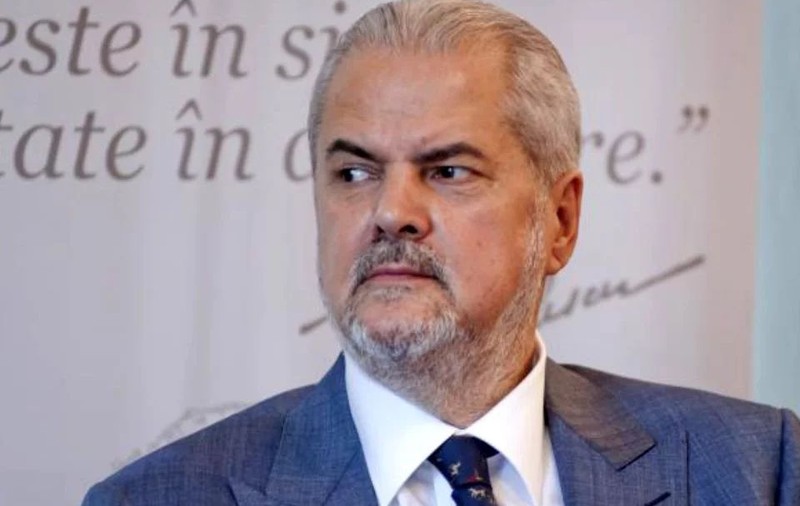 Adrian Năstase îl dă în judecată pe Klaus Iohannis pentru că i-a retras decorația Steaua României: ”E meschin”