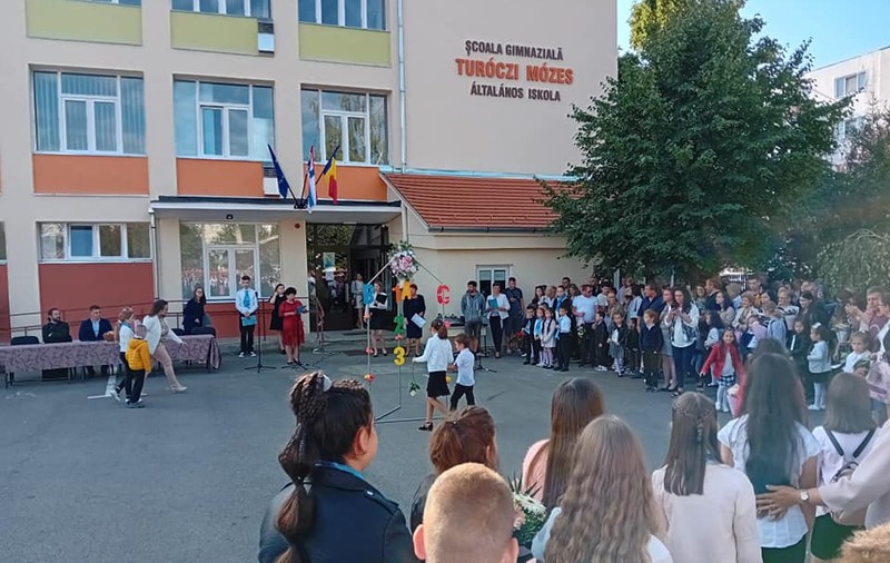 REPORTAJ. Cum a arătat deschiderea anului școlar la o școală cu predare în română și maghiară, din Târgu Secuiesc: „Să punem în ghiozdan speranță!”