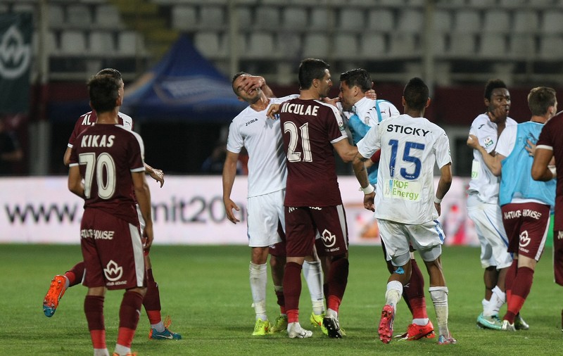 Rapid - CSU Craiova 1-2. Nebunie în Giulești! Daniel Niculae a deschis scorul, dar oaspeții au întors rezultatul după pauză și au trimis trupa lui Bergodi în ”B”! ^La final, între tabere s-a iscat o bătaie generală! Supărați că oltenii și-au apărat corect șansele, ”vișiniii” i-au numit ”mercenari” și i-au luat la pumni!!! / GALERIE FOTO&VIDEO