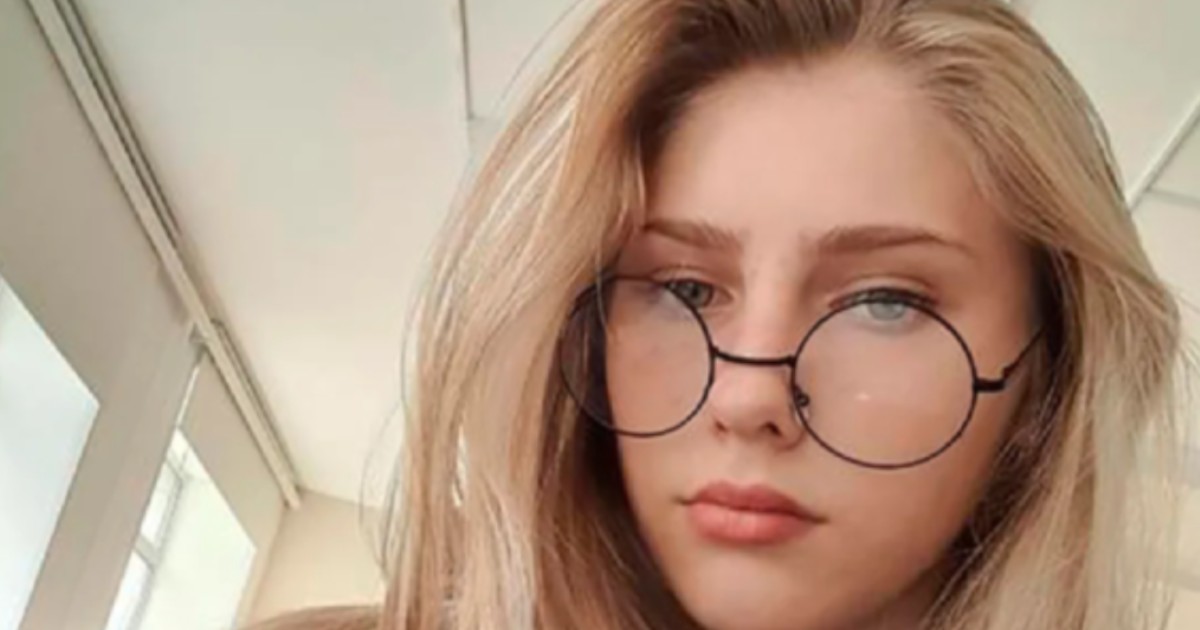 o fată blondă, cu păr lung și ochelari