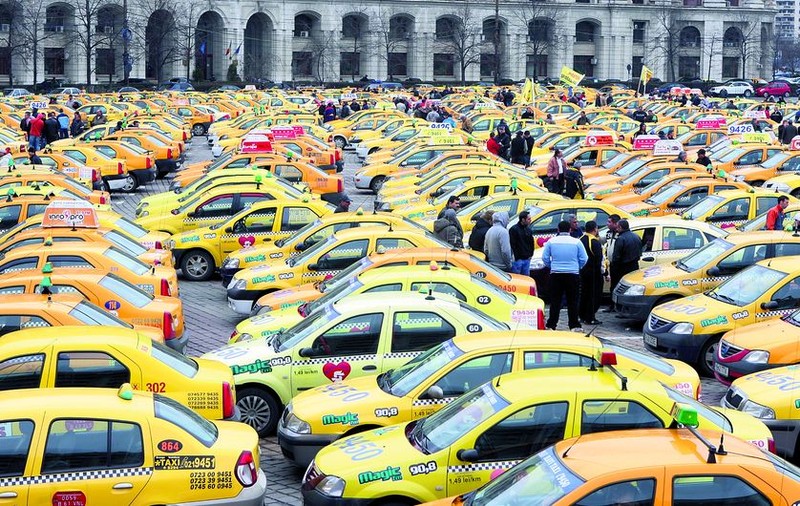 Piaţa Constituţiei, blocată de protestul taximetriştilor