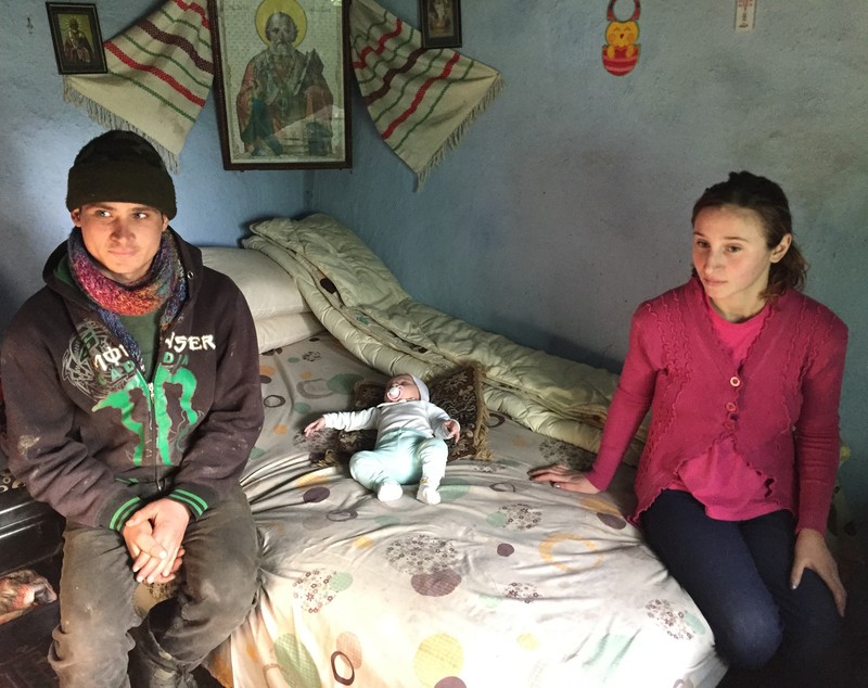 Anamaria nu are buletin, dar a luat deja viața în piept! Este mamă la 13 ani și își crește copilul într-un fost grajd!