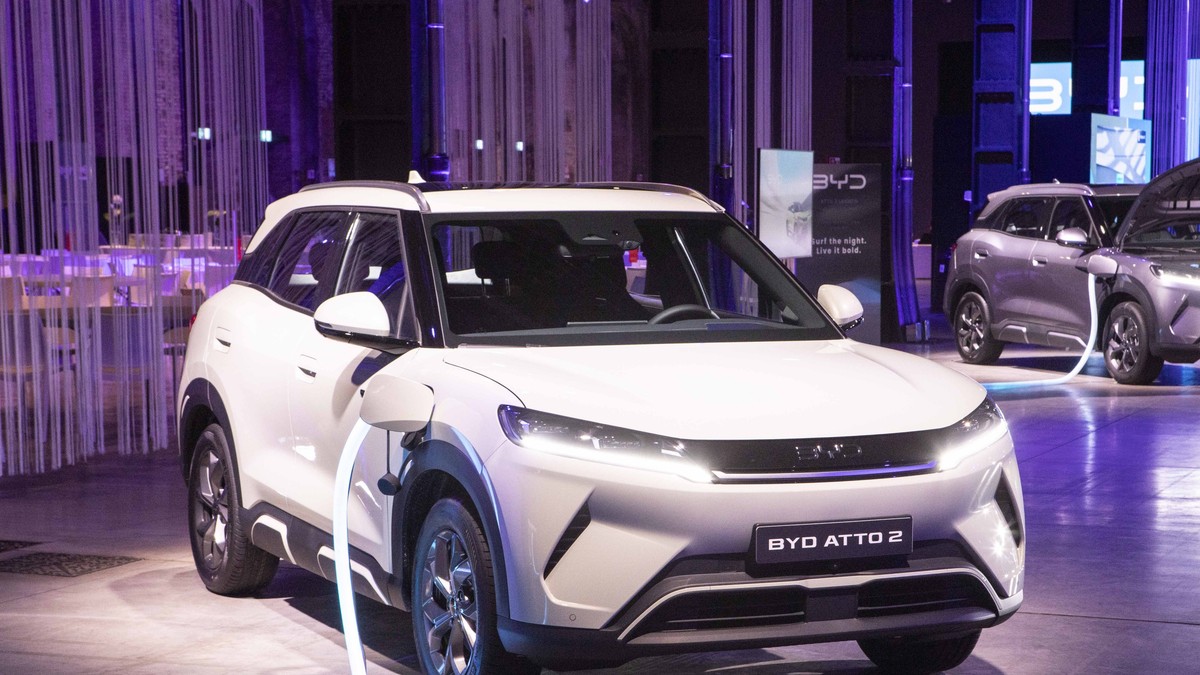 O mașinpă electrică chinezească BYD, în timpul unei prezentări la Torino, Italia.