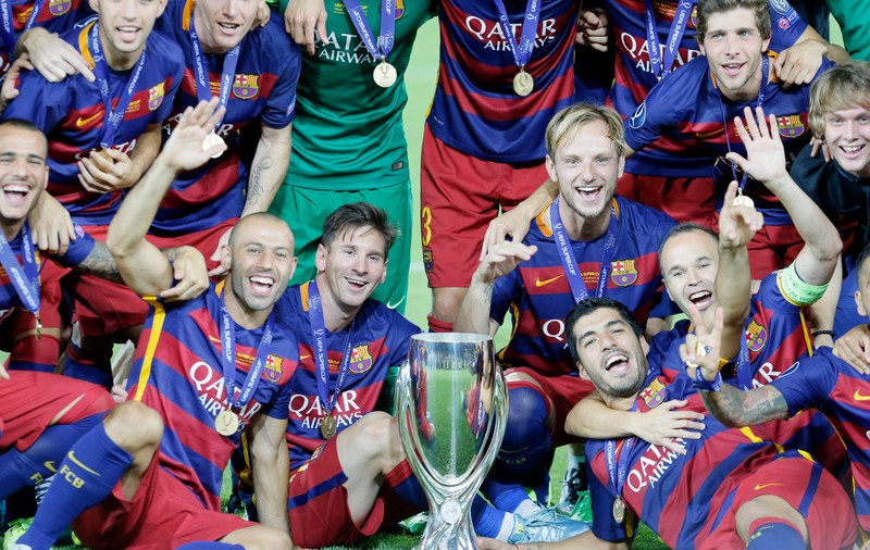 Supercupa Europei: FC Barcelona - FC Sevilla 4-4, 5-4 după prelungiri. Fabulos! Unul dintre cele mai frumoase meciuri din istorie. Andaluzii au revenit miraculos, de la 1-4! ^Legitimat la Sevilla, Raul Rusescu n-a fost inclus în lot, ci se pregătește separat, așteptând să fie iarăși izgonit / GALERIE FOTO & VIDEO