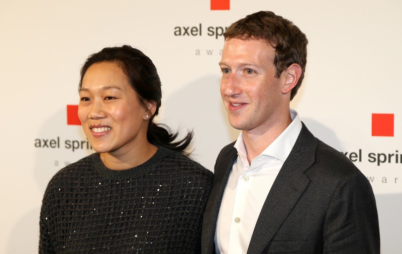 Cum au apărut Mark Zuckerberg și soția lui, Priscilla Chan, la Milano Fashion Week. Au stat în primul rând la prezentarea Prada