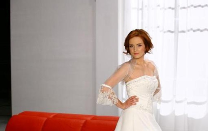 Ioana Maria Moldovan se pregăteşte de NUNTĂ? Iat-o cum îi stă în ROCHIE DE MIREASĂ!
