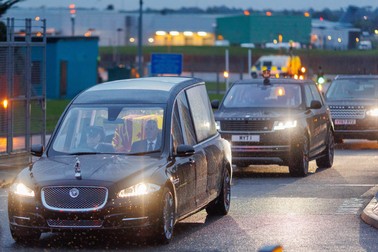Mașina funerară care transportă sicriul reginei Elisabeta a II-a a Marii Britanii se deplasează pe autostrada A40, după ce a părăsit aerodromul Northolt din Londra | Foto: EPA