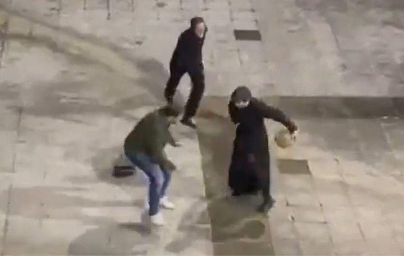 Și preoții joacă baschet. Videoclip viral, filmat în curtea unei foste mănăstiri din Santiago de Compostela