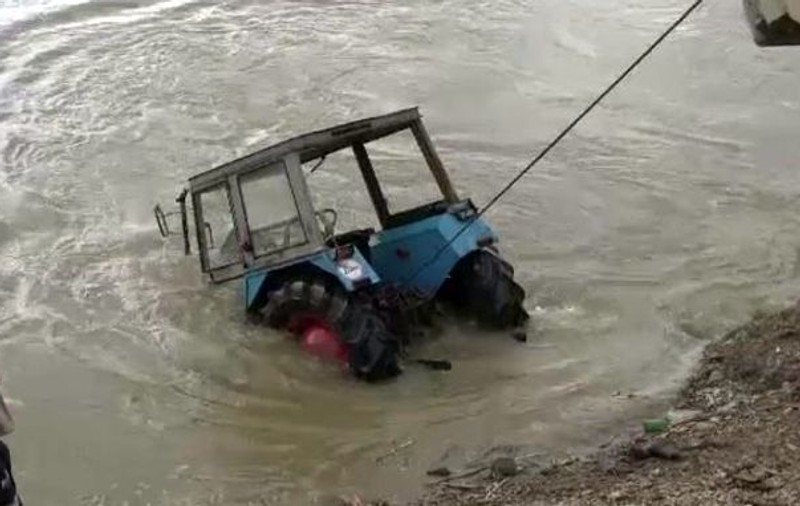 Un tânăr a fost luat de viitură cu tot cu tractorul pe care-l conducea!