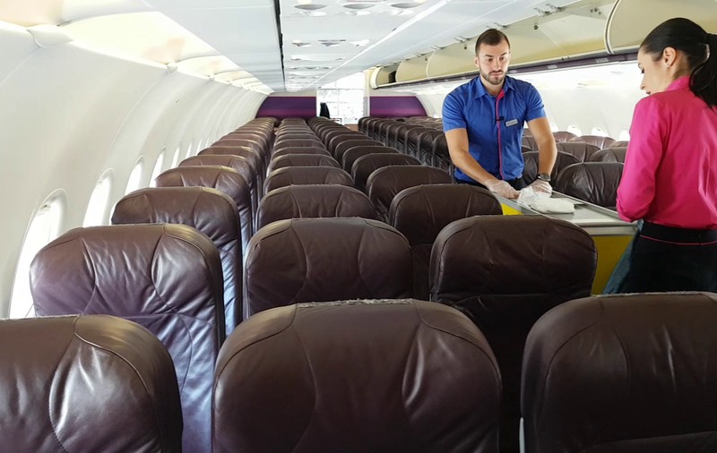 VIDEO/În cât timp este pregătit de zbor un avion, după coborârea ultimului pasager. Stewarzii pregătesc contracronometru avioanele pentru următoarea cursă
