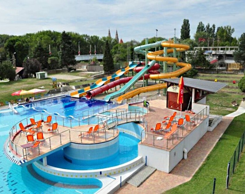 Imagini cu locul din Ungaria unde se află cel mai lung tobogan de apă din Europa. „Anaconda Albastră” are 272 de metri lungime