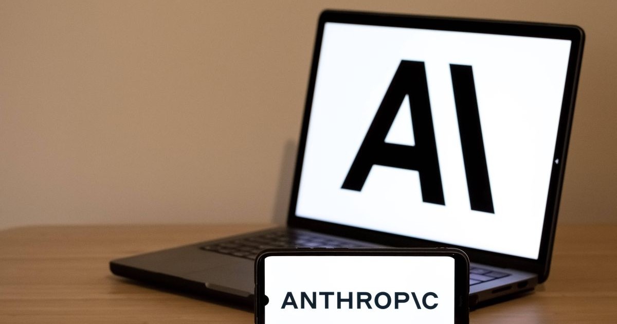 Sigla Anthropic AI apare pe ecranul unui smartphone și pe ecranul unui laptop, 3 octombrie 2025