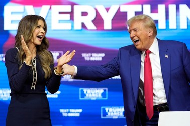 Donald Trump și fostul guvernatorul din Dakota de Sud, Kristi Noem. Foto: Profimedia Images