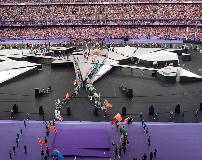Jocurile Olimpice s-au încheiat cu o ceremonie spectaculoasă pe Stade de France. Tom Cruise a preluat ștafeta, după o cascadorie inspirată din filmele „Misiune Imposibilă”