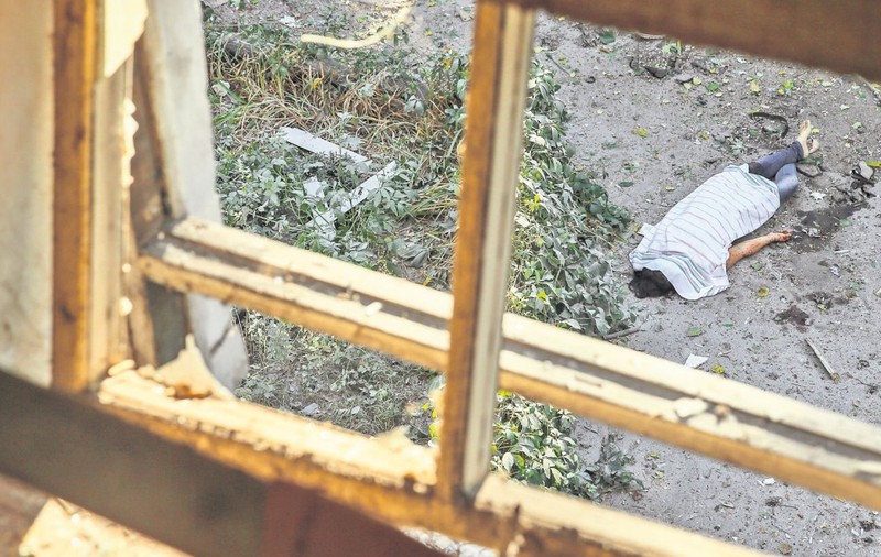 EXCLUSIV | Câinii au început să mănânce din cadavrele neîngropate
