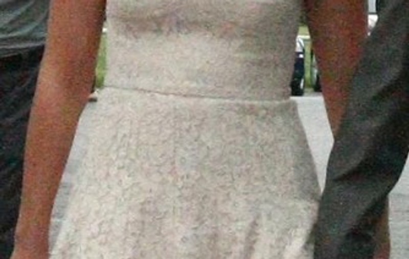În timp ce soţul ei este un prezentator tv extrem de elegant, ea  A DAT-O RĂU ÎN BARĂ la un eveniment monden! FOTO