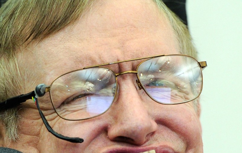 Stephen Hawking: "Peste 50 de ani, vom trăi pe Lună şi vom fi în drum spre Marte"