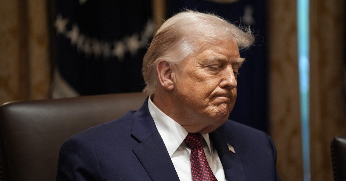 Președintele american Donald Trump, în timp ce stă în Biroul Oval cu ochii închiși și o grimasă foarte tristă