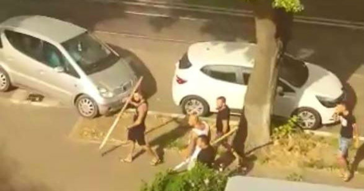 Bătaie la Galați, după un scandal la o frizerie. Captură video cu bătăușii din Galați