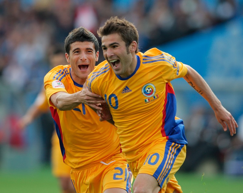 Ladislau Bölöni critică transferul lui Adrian Mutu la echipa lui de suflet, ASA Tîrgu Mureș. ”Nu cred că poate fi de folos, dar să dea Dumnezeu să mă înșel”. Dacă prinde Euro 2016, atacantul de 37 de ani ar putea deveni cel mai bătrân tricolor prezent la un turneu final / EXCLUSIV