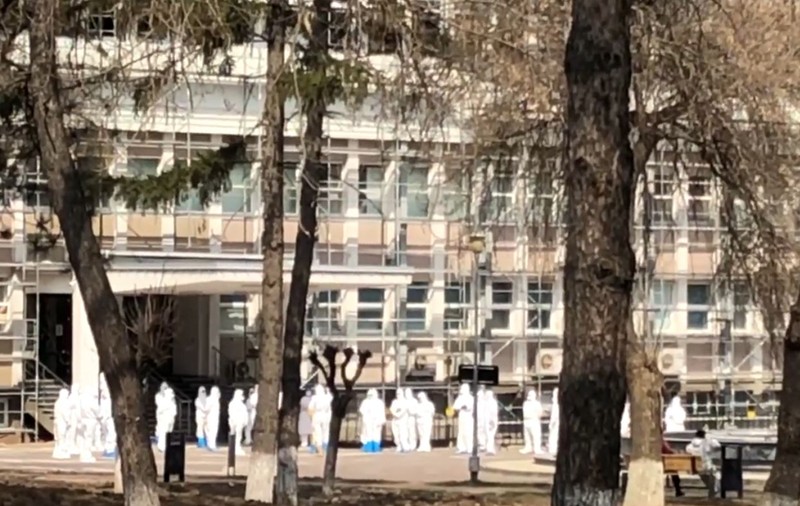 Imagini cu MApN cum face instruire cu personalul de la spitalul din Suceava să-și pună costumele! Celelalte țări au făcut-o acum luni de zile