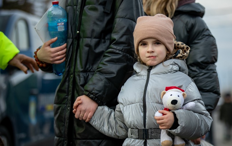 Cum le vorbim copiilor despre război și moarte? Sfaturi de la experți: spuneți-le adevărul, păstrați rutina, cultivați ajutorul