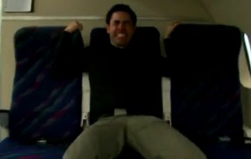 Zboară o lună cu avionul ca să scape de fobie