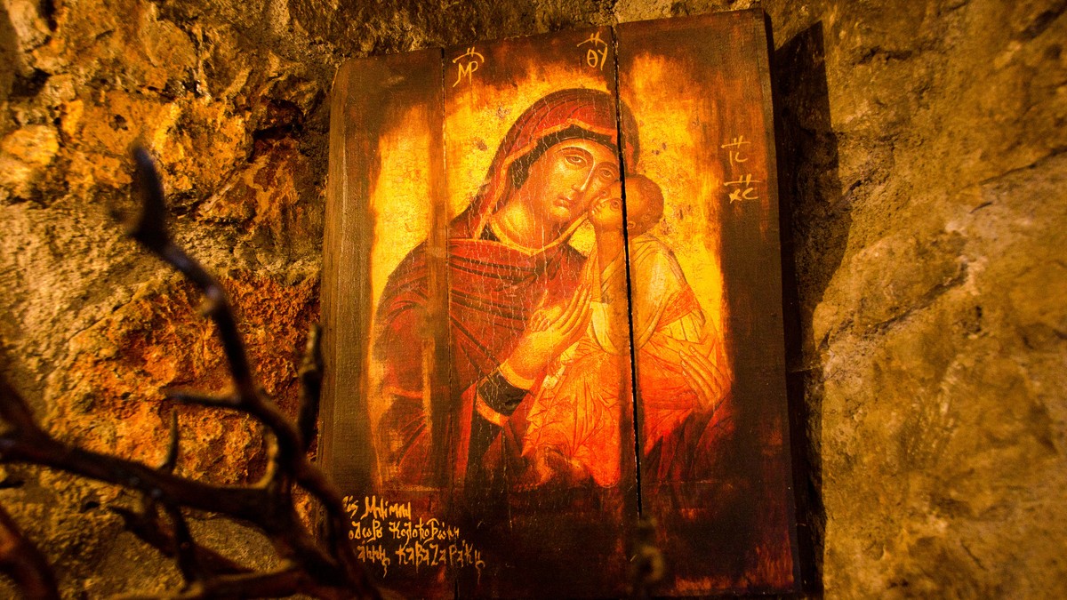 Când urăm „La mulți ani” de Sfânta Maria. Se spune „La mulți ani” de Adormirea Maicii Domnului, pe 15 august? - O icoana veche cu Maica Domnului cu Pruncul Iisus în brațe