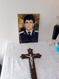 Poza lui Dorel Boară este pusă pe o masă din locuința surorii sale