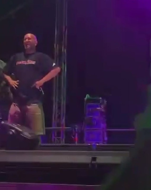Prima apariție a lui Cheloo după ce a fost internat la psihiatrie. Trupa Paraziții a susținut un concert, iar publicul a observat schimbarea artistului