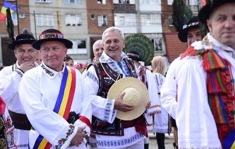 Ia tradițională românească, promovată de politicieni. Cum a ajuns costumul popular să fie admirat în toată lumea