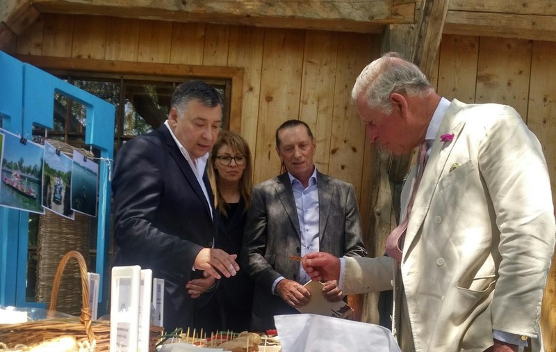 Prințul Charles s-a întâlnit cu Ivan Patzaichin la Viscri. Moștenitorul Coroanei britanice a degustat pastramă din crap și palincă / FOTO&VIDEO