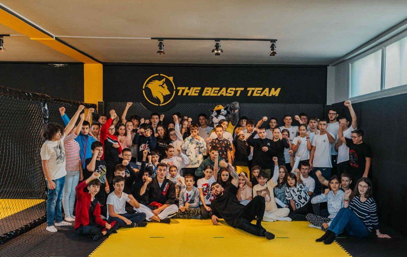 Alexandru Codiță, tânărul care a adus sportul și educația în școlile din Vâlcea. De la campania antiviolență la Caravana Nutriției: „Sportul este o necesitate, nu un moft”