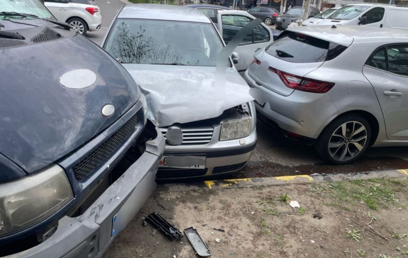 Un șofer beat și nervos a distrus cinci mașini pe o stradă din Tecuci. Ce a pățit apoi
