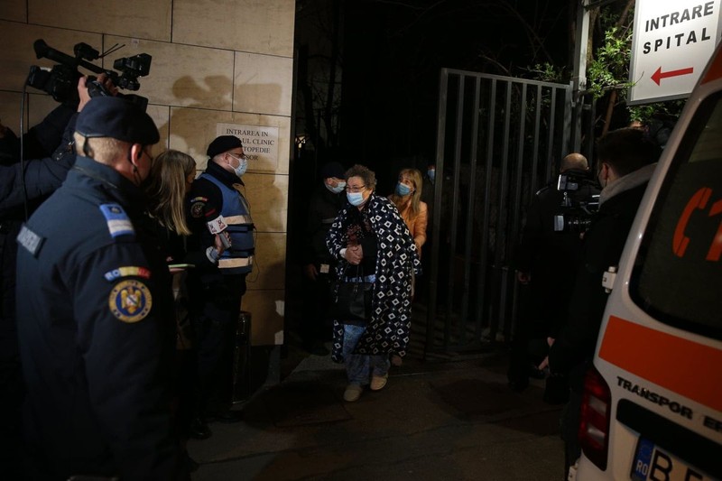 „Am venit din Alexandria. Nu se simte bine. Asta a fost decizia domnului Arafat. Domnul doctor nu a fost de acord cu externarea”, a spus o femeie care a venit să-și ia mama acasă | Foto: Dumitru Angelescu