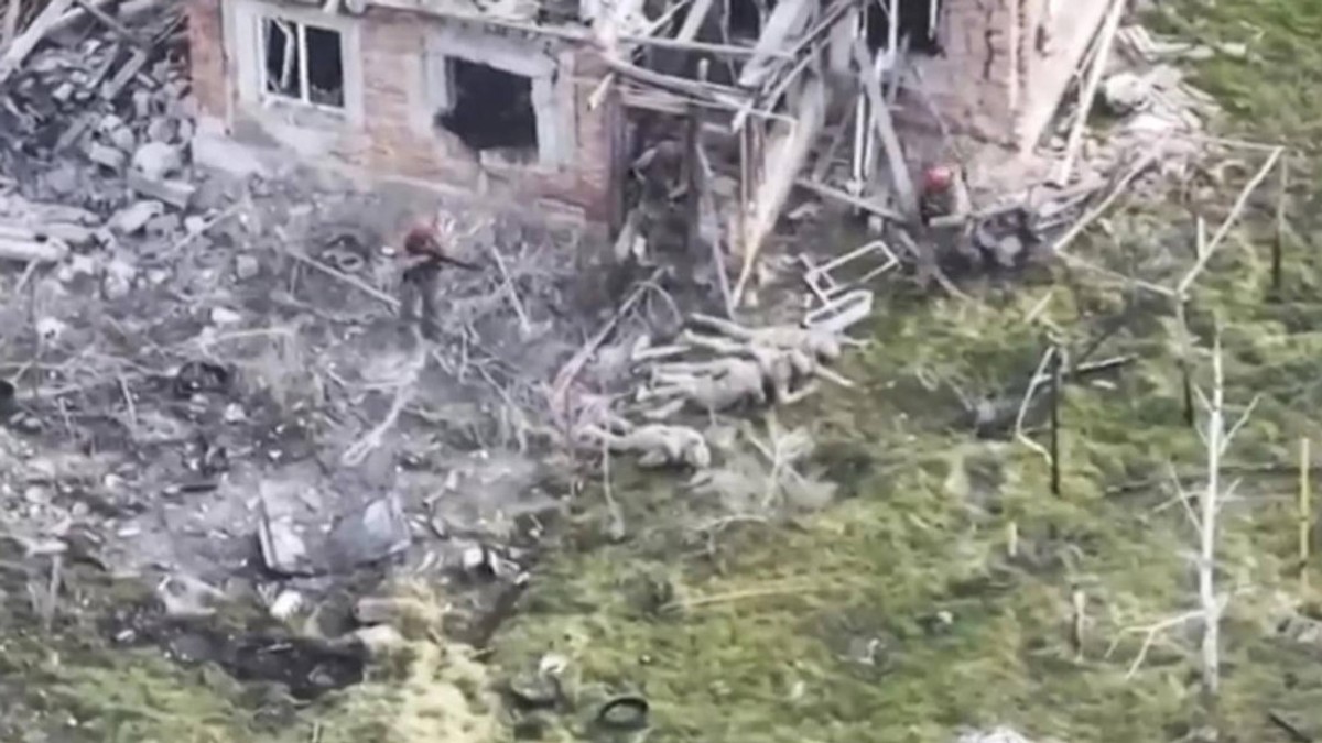 Soldat rus surprins în timp ce execută prizonieri de război Captură X
