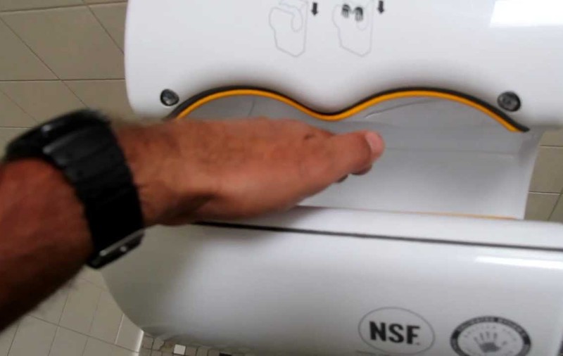 Uscătorul de mâini, periculos pentru sănătate? De ce recomandă specialiştii prosoapele de hârtie