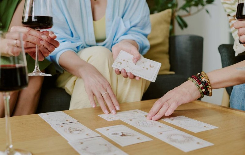 Tarot cu merlot: tinerii din China preferă să-și cheltuie banii „spiritual”