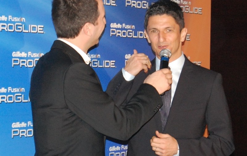 Răzvan Lucescu e ajutat de soţie să-şi dea cu aftershave