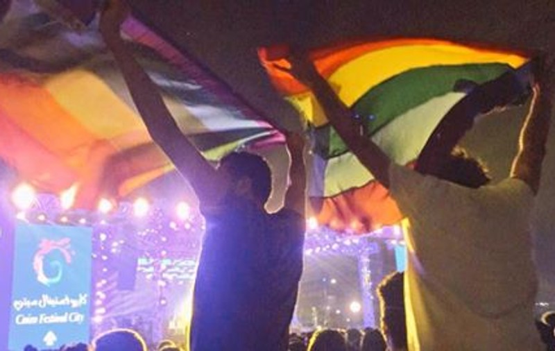 Șapte persoane arestate în Egipt după ce au afișat steagul curcubeului la un concert