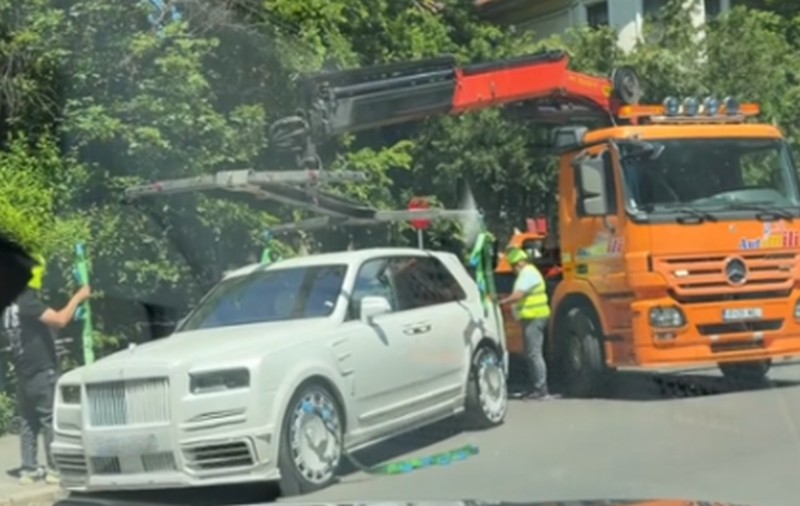 Mirel Rădoi a rămas fără Rolls-Royce-ul de 700.000 de euro în București. Mașina a fost ridicată pe platformă