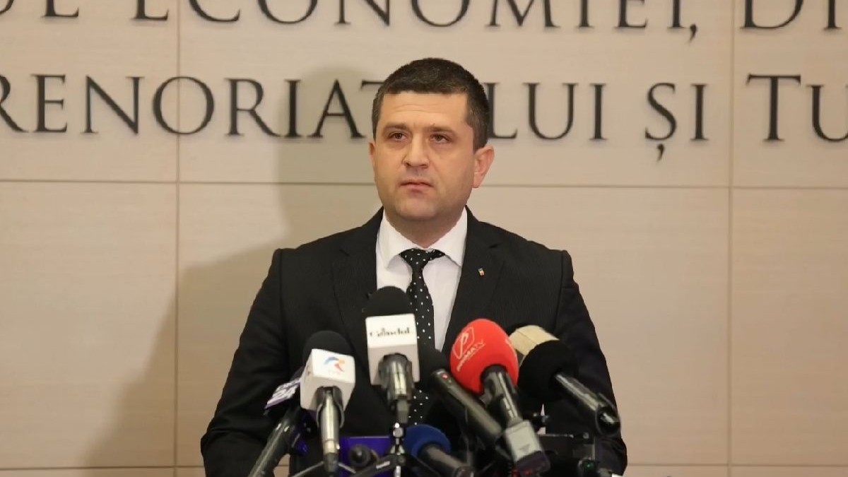Radu Miruță, ministrul Economiei, în fața microfoanelor televiziunilor