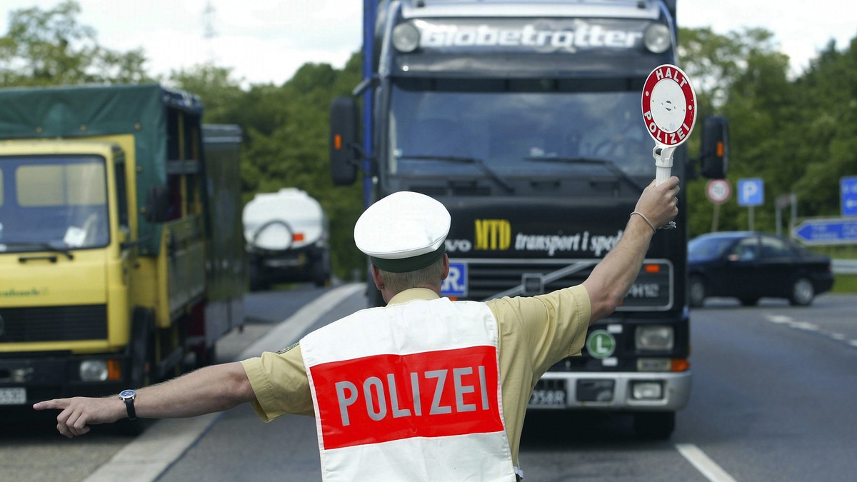 Poză cu un polițist care trage pe dreapta un TIR