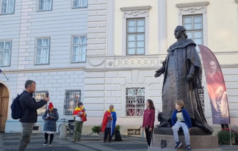 Statuia baronului Brukental a fost curățată de muzeografii sibieni: „Sperăm ca vandalul să fie prins”