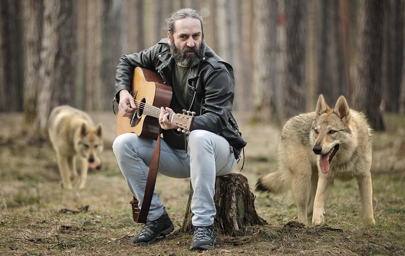 REPORTAJ/ Adrian Bezna, o viaţă de trubadur strecurată printre poezie şi cântec: "Poezia am scris-o când m-am julit la genunchiul sufletului"/ VIDEO