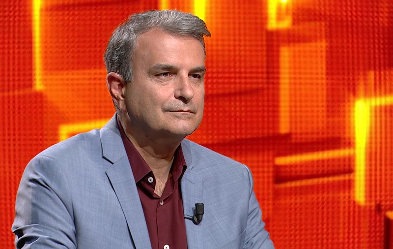 Lucian Mîndruță a făcut poze la înmormântări: „Chestia asta m-a învățat că trebuie să înghiți destul de multe ca să îți câștigi existența”. Avea doar 14 ani