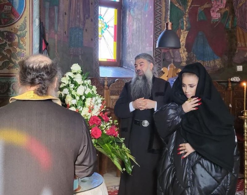 Anamaria Prodan și-a sărbătorit ziua de naștere în avans la Mănăstirea Nechit. Cadoul primit din partea preoților