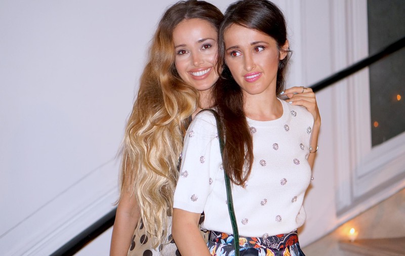 Povestea surorilor care au renunțat la joburi de succes pentru a face ce le place. Cum au ajuns să câștige până la 15.000 de lire pentru o singură fotografie pe Instagram | FOTO și VIDEO