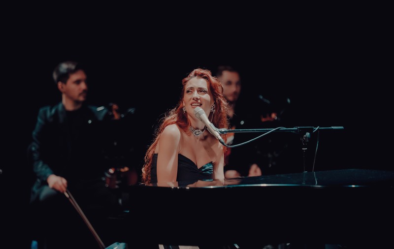 Leyah, artista din România care a dezvoltat un nou gen muzical, cinematic pop: „Am fost crescută cu ideea că munca nu se face cu jumătăți de măsură”
